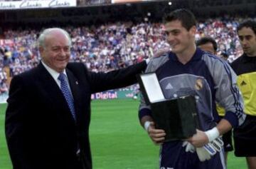 A finales del año 2000, recibió el Trofeo Bravo al mejor futbolista joven de Europa de manos de Alfredo Di Stefano.