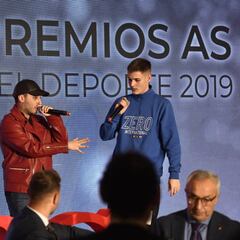 Gallos, lentejuelas y mucha elegancia en los Premios AS