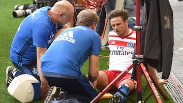 Hamburg's Müller tears knee ligament during goal celebration