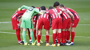 Los jugadores del Atl&eacute;tico hacen pi&ntilde;a antes del partido contra el C&aacute;diz.