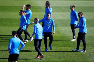 El jugador de Boca Carlos Tévez bromea con sus compañeros durante el entrenamiento. 