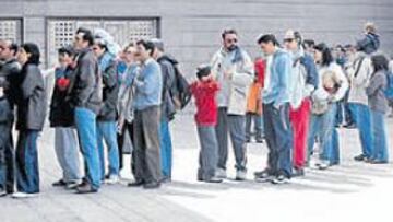 <b>COLAS. </b>La afición rojiblanca volverá a apoyar al equipo frente al Levante. Ayer por la mañana, mientras el equipo se entrenaba en el césped, había largas colas en las taquillas del Vicente Calderón.