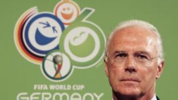 Beckenbauer, con el logo del Mundial 2006 detr&aacute;s.