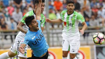 El jugador de Deportes Iquique Luis Bustamante disputa el balon contra Bastian San Juan de O'Higgins durante el partido de primera division en el estadio Cavancha.