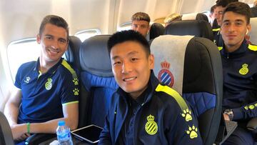 Jugadores del Espanyol durante el vuelo a Zaporiyia 