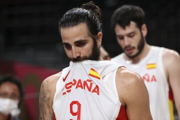 Caras largas de Ricky Rubio al finalizar el partido y certificarse la eliminación de España.