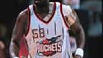 <b>PUEDE VOLVER</b> El pívot estadounidense Stanley Roberts, ex jugador del Real Madrid, pertenece a los Sixers de Filadelfia. Si esta franquicia no le firma un contrato, el pívot se convertirá en agente libre pudiendo firmar por cualquier otro conjunto.