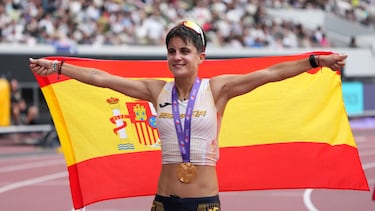Sep 13, 2025; Tokyo, Japan; Maria Perez (ESP) poses with gold medal and flag after winning the women's 35km race walk in 2:39:01 during the World Athletics Championships at National Stadium. Mandatory Credit: Kirby Lee-Imagn Images