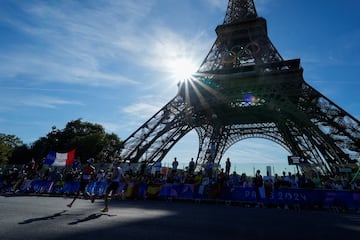 Paris 2024 Olympics - Athletics - Men's Marathon - Paris, France - August 10, 2024. Competitors run past the Eiffel Tower. Rebecca Blackwell/Pool via REUTERS