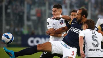 Futbol, Colo Colo vs Alianza Lima.
Copa Libertadores 2022.
El jugador de Alianza Lima Hernan Barcos,  centro, juega el balón contra Colo Colo durante el partido por el grupo F de la Copa Libertadores realizado en el estadio Monumental, Santiago, Chile.
13/04/2022
Jonnathan Oyarzun/Photosport

Football, Colo Colo vs Alianza Lima.
2022 Copa Libertadores Championship.
Alianza Lima’s player Hernan Barcos, center , play the ball against Colo Colo during the match of group F of the Copa Libertadores championship held at the Monumental stadium in Santiago, Chile.
04/13/2022
Jonnathan Oyarzun/Photosport