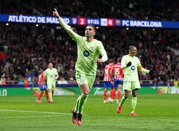 2-4. Ferran Torres celebra el cuarto tanto. Doblete del delantero del Barcelona.