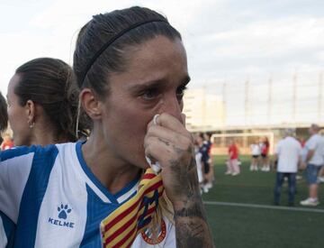 La capitana del Espanyol, Cristina Baudet, rota de dolor.