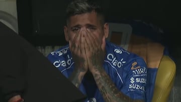 Volvió al fútbol chileno como fichaje estrella, no ha rendido y ahora dejó la cancha llorando: duro momento