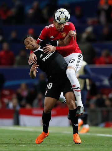 Luis Muriel con Chris Smalling.