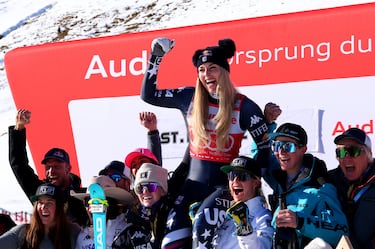 Lindsey Vonn celebra en el podio con su equipo después de terminar en segundo lugar en el descenso femenino.