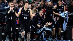 El jugador del Bilbao Basket Ra&uacute;l L&oacute;pez (2&ordm;i) celebra una canasta ante el Valencia, en el partido de liga Endesa correspondiente a la jornada 16&ordm;, disputado en el Bilbao Arena. EFE/Luis Tejido