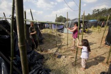 Una familia construye su vivienda improvisada en una área que fue ocupada por Integrantes del Movimiento de los Trabajadores Sin Techo (MTST) el pasado sábado situada a unos 4 kilómetros del estadio Arena Corinthians de Sao Paulo, una de las doce sedes del Mundial Brasil 2014 y que recibirá seis partidos del evento deportivo, entre ellos el inaugural del 12 de junio. De acuerdo con el movimiento, las familias que ocuparon el terreno, abandonado desde hace más de 20 años, vivían en áreas "de riesgo", "en favelas o sin condiciones para pagar el alquiler por culpa de la especulación inmobiliaria en la región, resultado de la construcción del estadio de apertura del Mundial".