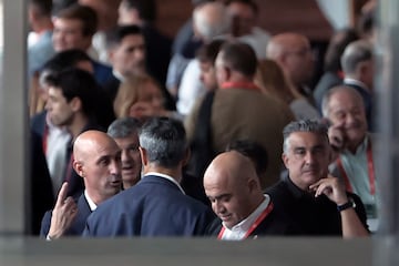 El presidente de la Real Federación Española de Fútbol, Luis Rubiales (i), a su salida de la Asamblea General de dicho organismo, en la que ha anunciado que no dimitirá de su cargo.