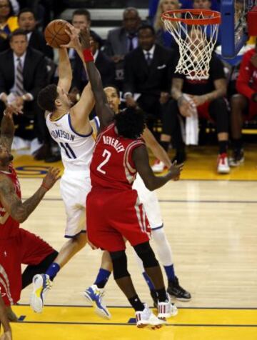 Klay Thompson lucha por la pelota con Patrick Beverley.
