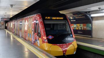 Llegada de uno de los trenes de la Navidad de Metro de Madrid, en la estación de Metro Arganzuela-Planetario, a 5 de diciembre de 2022, en Madrid (España). El Tren de la Navidad, que circula por la línea 6, es una iniciativa con la que se busca trasladar el espíritu navideño a los usuarios del suburbano. La Comunidad de Madrid ha activado además, el dispositivo especial de Navidad en Metro hasta el próximo 8 de enero, con un incremento de trenes de hasta un 50% en algunas líneas y refuerzo del personal en las estaciones más céntricas.
05 DICIEMBRE 2022;MADRID;TREN DE NAVIDAD;COMUNIDAD DE MADRID;METRO ARGANZUELA;NAVIDAD
Eduardo Parra / Europa Press
05/12/2022