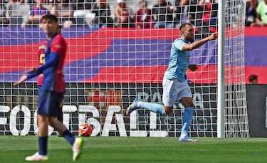 El Panda de Vigo mostró un repertorio perfecto para superar la línea de fuera de juego del Barcelona. Siempre en el sitio perfecto para rematar. Aprovechó un error para marcar y en los otros dos goles, hizo un hat trick, mostró que tiene el gol en las venas.