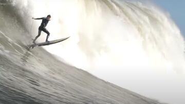 Un surfista surfea una ola gigante en Mavericks (Half Moon Bay, California, Estados Unidos) el 22 de abril del 2022.
