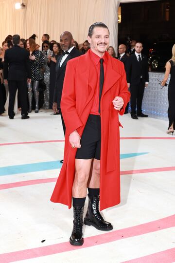 Pedro Pascal con un traje rojo y negro de Valentino.