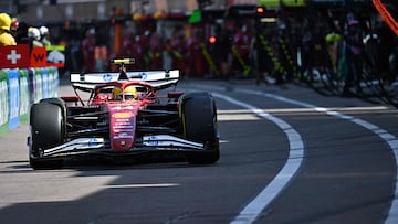 Lewis Hamilton, con el Ferrari por la calle de boxes en Mónaco.