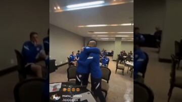 ¡Festeja Chile! El cálido abrazo de Vidal y Bravo que firma la reconciliación