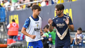 Ismael Álvarez, recibiendo órdenes en la banda del Nuevo Mirandilla antes de debutar con el primer equipo del Cádiz. Foto: Cádiz CF.