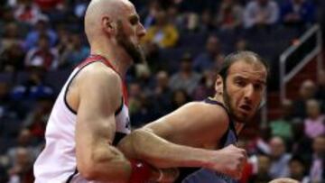 Marcin Gortat parando a Kosta Koufos.