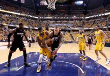 Paul George y Andersen luchan por el balón.