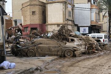 Vehículos totalmente destrozados en las calles de Paiporta.