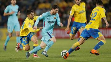 Tana agarra a Messi durante su etapa con Las Palmas en Primera Divisi&oacute;n. Partido disputado en el Estadio Gran Canaria. 