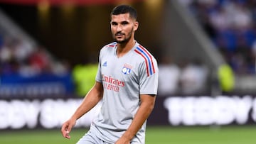 Houssem Aouar, jugador del Olympique de Lyon, calienta antes de un partido.