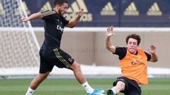 Hazard intenta irse de Odriozola en una jugada del entrenamiento de este lunes en Valdebebas. 