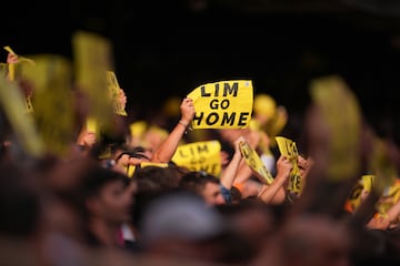 Carteles en contra de Peter Lim, propietario del Valencia CF.