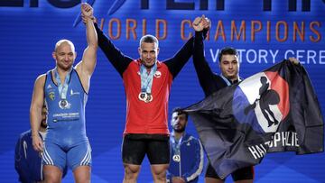 MAN02. Anaheim (United States), 03/12/2017.- Gold medal winner Arley Mendez Perez from Chile (C), silver medal winner Krzysztof Maciej Zwarycz from Poland (L) and bronze medal winner Antonio Pizzolato from Italy (R) celebrates on the winner podium for the men&#039;s 85kg weight class competition at the Weightlifting World Championships at the Anaheim Convention Center in Anaheim, California, USA, 03 December 2017. Perez also won the Snatch as well as the Clean and Jerk men&#039;s 85 kg class competition. Zwarycz also won silver in the Clean and Jerk. Pizzolato also one bronze in the Snatch.
 rk. Pizzolato also one bronze in the Snatch. (Polonia, Italia, Estados Unidos) EFE/EPA/MIKE NELSON