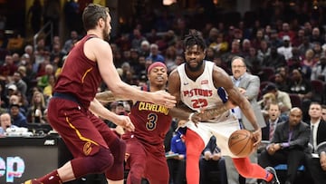 Kevin Love y Isaiah Thomas intentan frenar a Reggie Bullock.