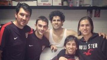 <b>APOYO. </b>Esteban, Adrián, Diego Costa y Filipe arropan a Arda.