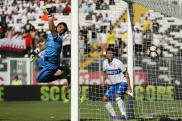 Futbol, Colo Colo vs Universidad Catolica
Quinta fecha, campeonato de Clausura 2016/17
El jugador de Colo Colo Esteban Paredes (no aparece en la imagen), marca su gol contra Universidad Catolica durante el partido de primera division disputado en el estadio Monumental de Santiago, Chile.
04/03/2017
Javier Torres/Photosport*************

Football, Colo Colo vs Universidad Catolica
Fifth date, Clousure Championship 2016/17
Colo Colo's player Esteban Paredes, scores against Universidad Catolica during the first division football match at the Monuemnatl stadium in Santiago, Chile.
04/03/2017
Javier Torres/Photosport