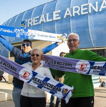 Varios aficionados del Becerril, en el Reale Arena