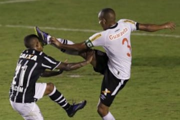 El jugador de Corinthians, Malcom, recibe un plantillazo del jugador del Vasco, Rodrigo, durante la Serie A de fútbol en Río de Janeiro.