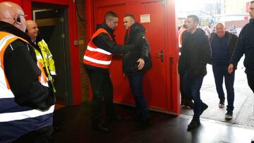 Rooney, en la entrada de Old Trafford antes del partido contra el Huddersfield.