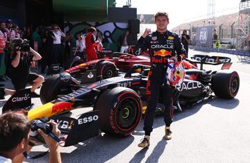 Max Verstappen celebrando la pole en Países Bajos.