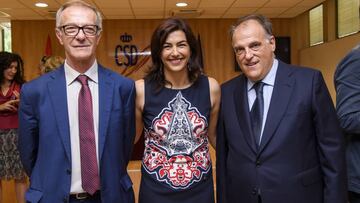 El ministro José Guirao, María José Rienda (secretaria de Estado para el Deporte) y Javier Tebas (LaLiga).