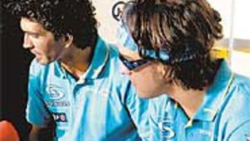 <b>UN ATLETA</B>. Bendinelli, junto a Alonso, explicó a la televisión la excelente condición física del español.