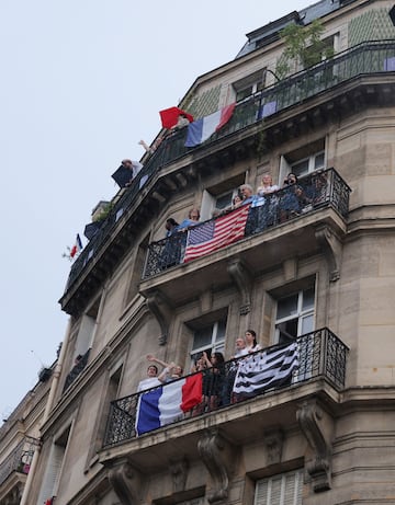 La ciudad de París engalana sus balcones con banderas de distintas naciones en la inauguración de los Juegos Olímpicos.