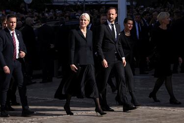El príncipe heredero de Noruega Haakon Magnus y la princesa heredera Mette-Marit de Noruega llegan al funeral de Constantino II de Grecia. 