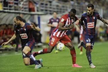 Jackson Martínez lucha por el balón con Luna.